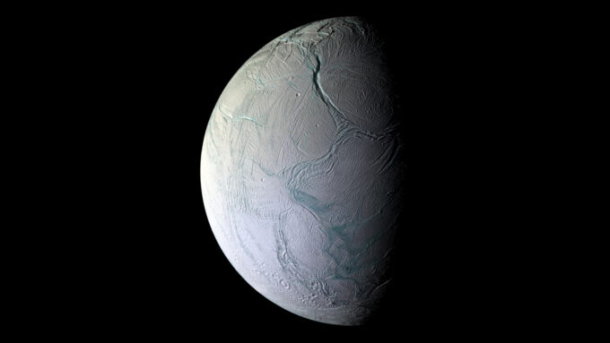 Foto de Encélado, tirada pela sonda espacial Cassini a apenas 25 km de sua superfície, em 9 de outubro de 2008 (Crédito: NASA/JPL/Space Science Institute)
