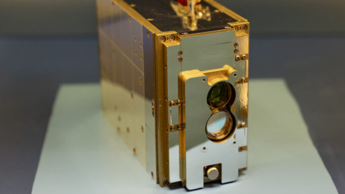 Transmissor laser TBIRD, baseado em tecnologias terrestres, promete enviar terabytes em órbita a velocidades insanas (Crédito: Massachusetts Institute of Technology’s Lincoln Laboratory)