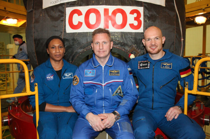 Time de backup das Expedições 54/55, de 2017; da esq. para a dir.: Jeanette Epps, cosmonauta Sergey Prokopyev, e Alexander Gerst da ESA (Crédito: Divulgação/Roscosmos)