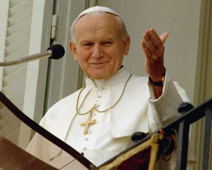 João Paulo II, hoje venerado como santo da ICAR, endossou a internet como ferramenta de evangelização (Crédito: Claudio Luffoli/AP/REX/Shutterstock)