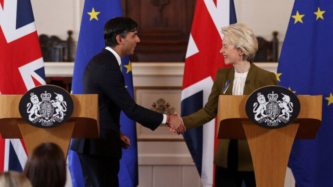 Rishi Sunak, primeiro-ministro do Reino Unido, e Ursula von der Leyen, presidente da UE, durante coletiva de imprensa sobre o Acordo de Windsor, em fevereiro de 2023 (Crédito: Dan Kitwood/AFP)