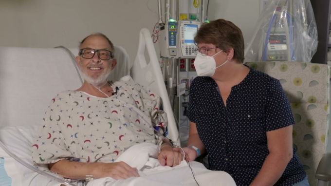 Lawrence Faucette e sua esposa, em foto tirada antes da cirurgia; coração transplantado foi rejeitado, e paciente faleceu 40 dias depois (Crédito: University of Maryland School of Medicine)