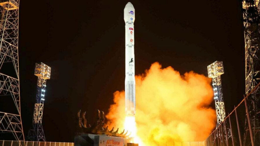 Foguete Chŏllima-1 é lançado com satélite espião Malligyong-1, o primeiro da Coreia do Norte a entrar em operação (Crédito: Reprodução/Korean Central News Agency)