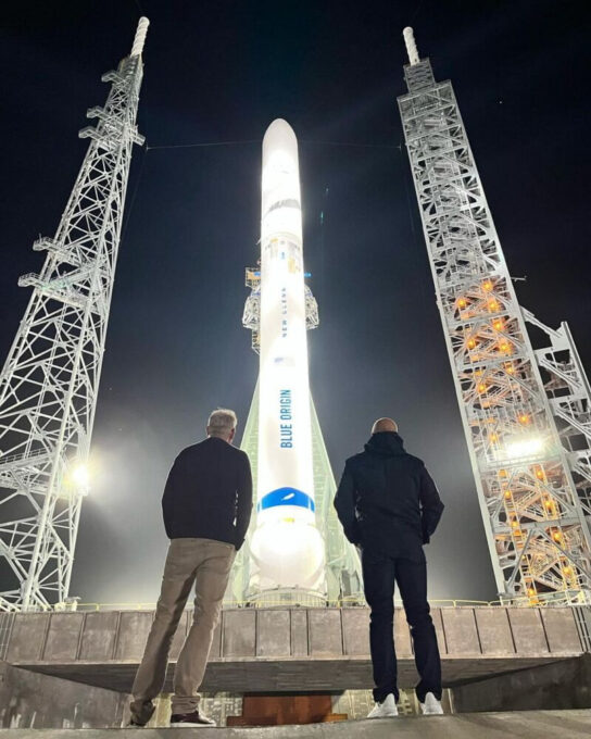 Dave Limp (esq.), CEO da Blue Origin, e Jeff Bezos observam o New Glenn devidamente montado na plataforma de lançamento no Cabo Canaveral, Flórida, em foto de 21/02/2024 (Crédito: Jeff Bezos/Instagram)