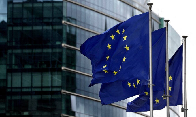 Bandeiras da União Europeia em frente à sede da Comissão Europeia em Bruxelas, Bélgica (Crédito: Yves Herman/Reuters)