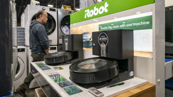 Produtos Roomba à venda em loja de departamentos de Union City, Califórnia; ações da iRobot caíram 19% após Amazon desistir da compra (Crédito: David Paul Morris/Bloomberg)