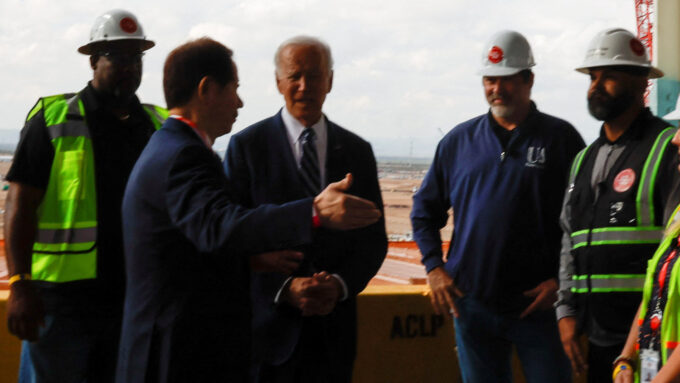Mark Liu (de perfil), presidente da TSMC, conversa com Joe Biden durante visita deste à construção da fábrica de chips no Arizona, em foto de dez/2022 (Crédito: Jonathan Ernst/Reuters)