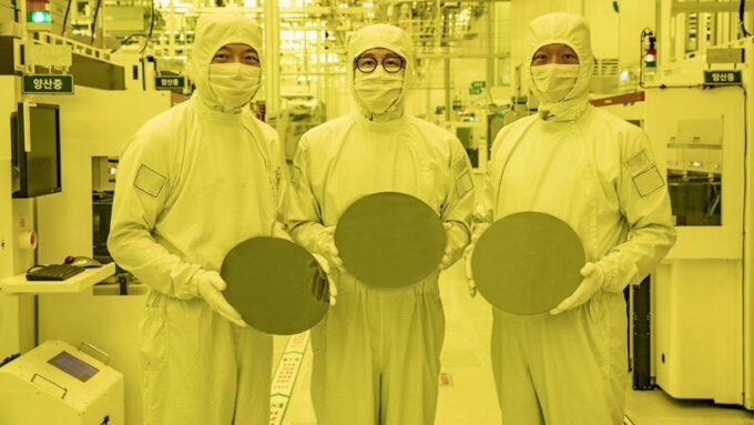 Da esq. para a dir.: Jung-Chul Jung, SVP da divisão de chips da Samsung, Koo Ja-hum, VP, e Kang Sang-beom, SVP, exibem wafers de 3 nm quando do início da produção em massa, em foto de 2022 (Crédito: Divulgação/Samsung)
