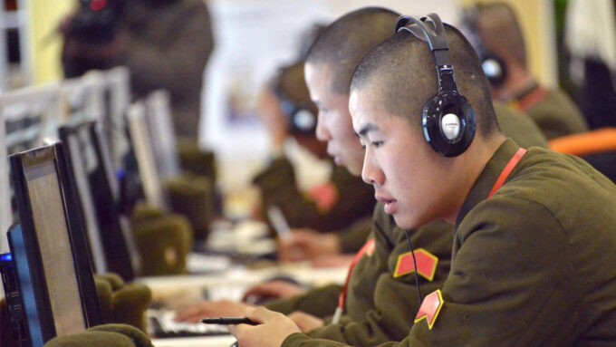 Soldados norte-coreanos são instruídos em TI e cibersegurança, para agirem como hackers a serviço do governo (Crédito: Kyodo/AP)
