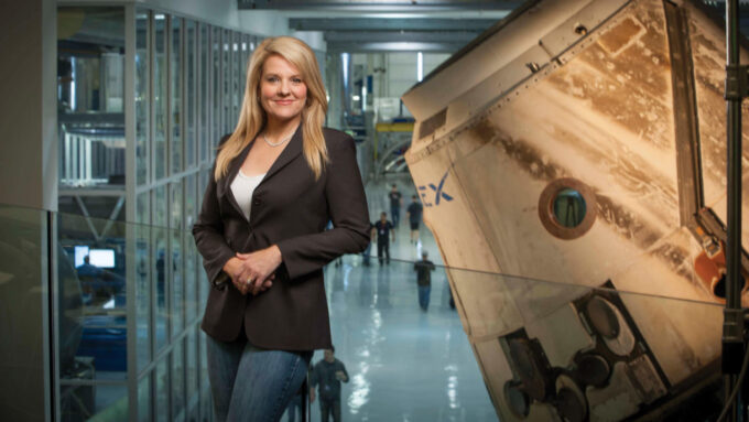 O perfil de profissional pé-no-chão de Gwynne Shotwell é muito mais amigável à NASA, do que o gênio imprevisível de Elon Musk (Crédito: Divulgação/SpaceX)