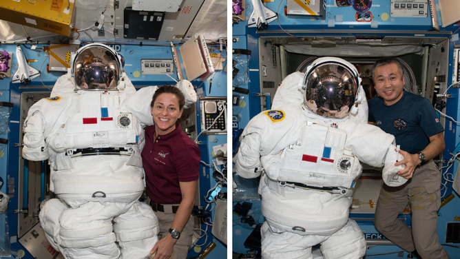Astronautas Nicole Mann (NASA) e Koiichi Wakata (JAXA) exibem seus EVAs, usados durante caminhada espacial na ISS, em 20 de janeiro de 2023 (Crédito: Divulgação/NASA)