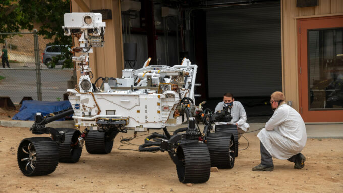 A Perseverance é pouco menor que um Humvee, o que dá uma boa ideia do quão grande é o lander da Boeing (Crédito: Divulgação/NASA JPL)