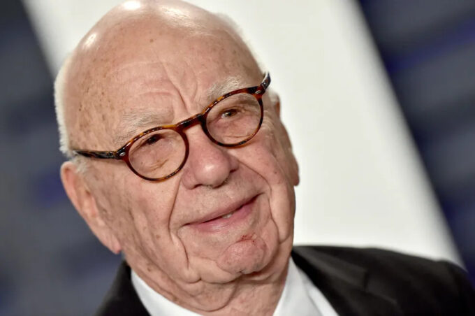 Rupert Murdoch, que se aposentou do comando da News Corp., foi quem puxou a onda de forçar buscadores e redes sociais a pagarem por links de notícias; IAs vieram na esteira (Crédito: Getty Images)