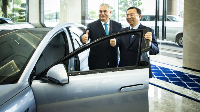 Viktor Orbán e Wang Chuanfu, CEO da BYD, durante visita do 1.º ministro da Hungria à linha de montagem da empresa em Shenzen, China, em outubro de 2023 (Crédito: Zoltán Fischer/Press Office of the Prime Minister/MTI)