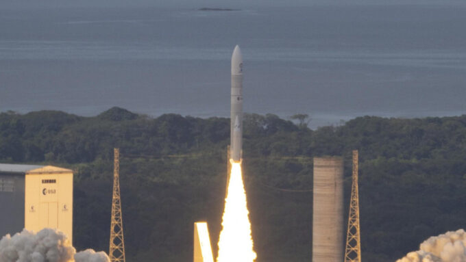 Foguete Ariane 6 da ESA é lançado ao espaço da plataforma de lançamento em Kourou, na Guiana Francesa (Crédito: Divulgação/ESA)