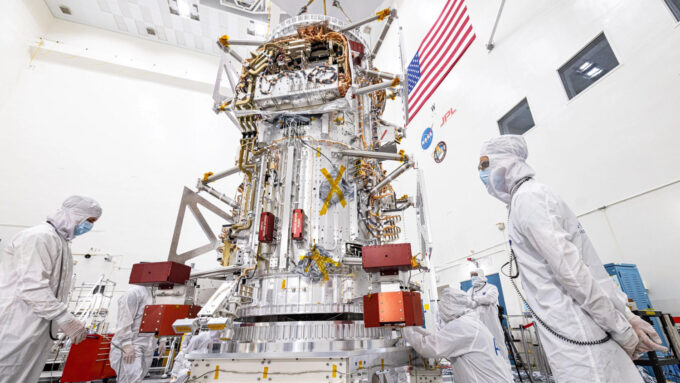 Corpo principal da sonda Europa Clipper, durante processo de montagem na sala limpa do NASA JPL, em foto de 2022 (Crédito: NASA/JPL-Caltech/Johns Hopkins APL/Ed Whitman)