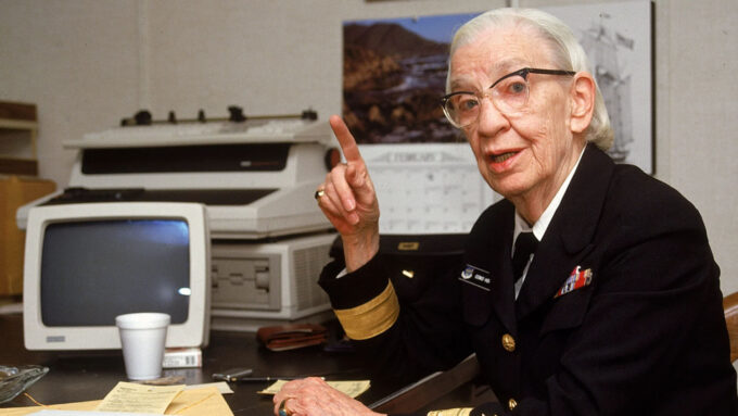 Grace Hopper em seu escritório, em foto tirada nos anos 1980 (Crédito: Cynthia Johnson/Getty Images)