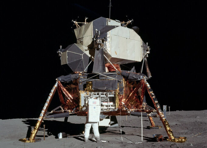 A água deixada pela Águia, ou lander LM-5 Eagle, não representa risco de contaminar os rególitos lunares, segundo a NASA (Crédito: Neil Armstrong/NASA Apollo Archive)