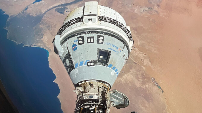 Cápsula Boeing CST-100 Starliner acoplada à Estação Espacial Internacional, em foto de 13 de junho de 2024 (Crédito: Divulgação/NASA)