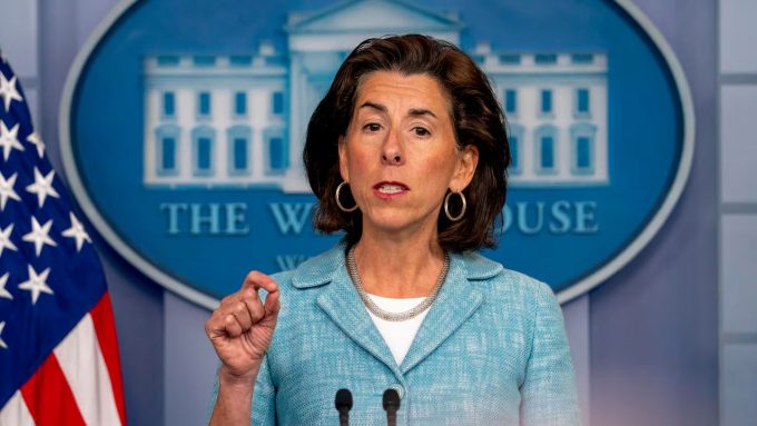 Gina Raimondo, secretária de Comércio dos EUA, não anda nada contente com Apple, AMD e Nvidia priorizando a TSMC em detrimento da Intel (Crédito: Andrew Harnik/AP)