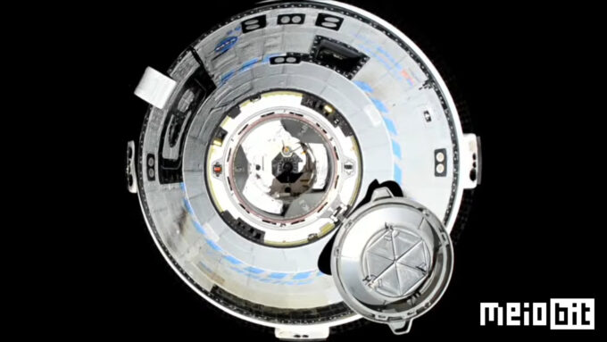 Cápsula CST-100 Starliner durante manobra de acoplagem à ISS (Crédito: NASA TV/YouTube/Ronaldo Gogoni/Meio Bit)