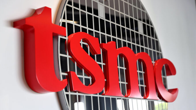 Logo da TSMC na sede da empresa em Hsinchu, Taiwan (Crédito: Ann Wang/Reuters)