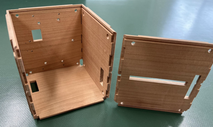 O Lignosat por dentro; note como os lados são fixados por encaixe, não por pregos ou rebites (Crédito: Kyoto University)