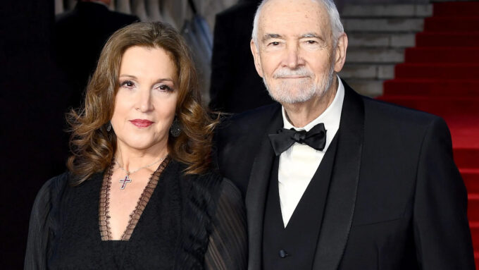 Barbara Broccoli (na foto, com seu irmão e co-presidente da Eon Productions, Michael G. Wilson) estaria fula da vida com sugestões da Amazon para a franquia 007 (Crédito: Jeff Spicer)