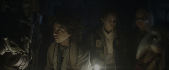 Wim, Fern, KB, e Neel encontram o droide SM-33 (Crédito: Reprodução/Lucasfilm/Golem Creations/Disney)