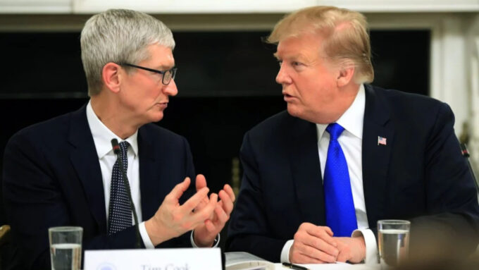 Tim Cook e Donald Trump durante encontro realizado em 2019; na época, CEO da Apple conseguiu isenções, o que não deve acontecer de novo (Crédito: AP)