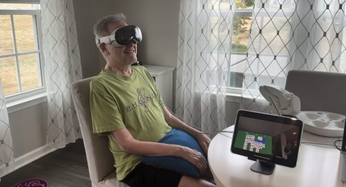Mark Jackson, que sofre de ELA, controla o Apple Vision Pro com chip de interface cérebro-computador (Crédito: Divulgação/Synchron)