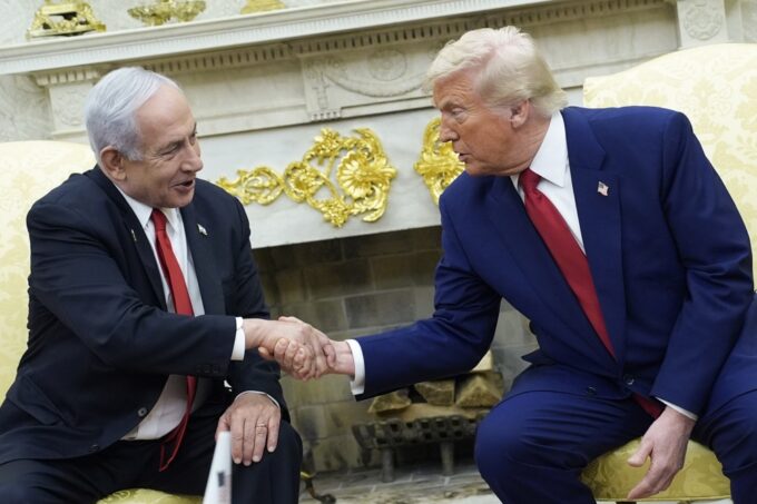 Benjamin Netanyahu, primeiro-ministro de Israel, aperta a mão de Donald Trump, presidente dos EUA, durante encontro na Casa Branca em abril de 2025 (Crédito: Yuri Gripas/POOL/EFE/EPA)