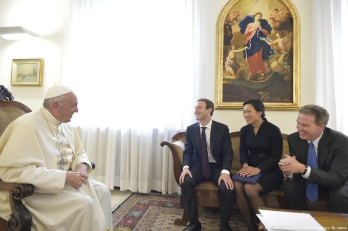 Papa Francisco se encontra com Mark Zuckerberg, CEO do Meta, em foto de 2016; big techs estão tentando cortejar Leão XIV da mesma forma (Crédito: L'Osservatore Romano/EPA/Shutterstock)