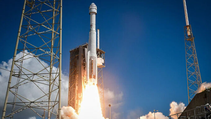 O foguete Atlas V da ULA, e mesmo a problemática cápsula Starliner da Boeing, seriam opções viáveis à NASA (Crédito: AFP)