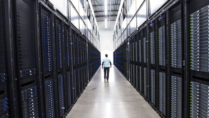 Gerente sênior de Operações da Apple caminha entre servidores de datacenter no Arizona, EUA, em foto de 2018 (Crédito: Tom Tingle/The Republic)