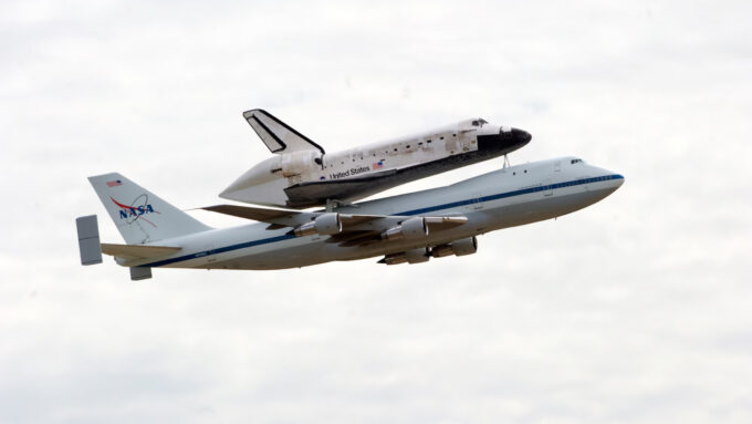 2012: o (até o momento) último voo do Discovery, nas costas do Boeing 747 modificado da NASA, a caminho do Centro Udvar-Hazy (Crédito: Perry Aston/USAF)