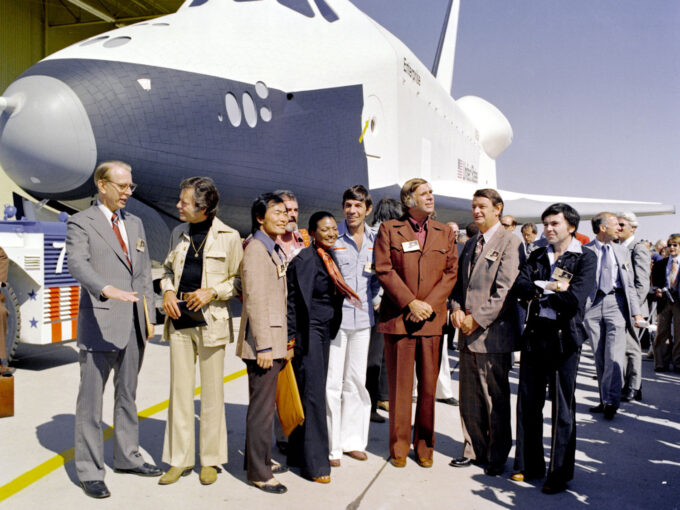 Pausa obrigatória para a foto do lançamento da Enterprise em 1976, com a presença do elenco original de Jornada nas Estrelas e do criador da série, Gene Roddenberry (Crédito: NASA)