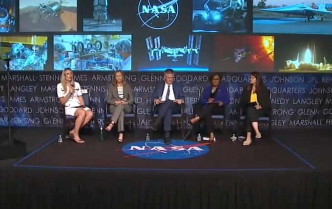 Da esq. para a dir.: Bethany Stevens, secretária de Imprensa da NASA; Janet Petro, administradora interina; Brian Hughes, chefe de gabinete; Vanessa Wyche, administradora associada; Casey Swails, vice-administradora associada, durante debate com funcionários em 25/06/2025 (Crédito: NASA)