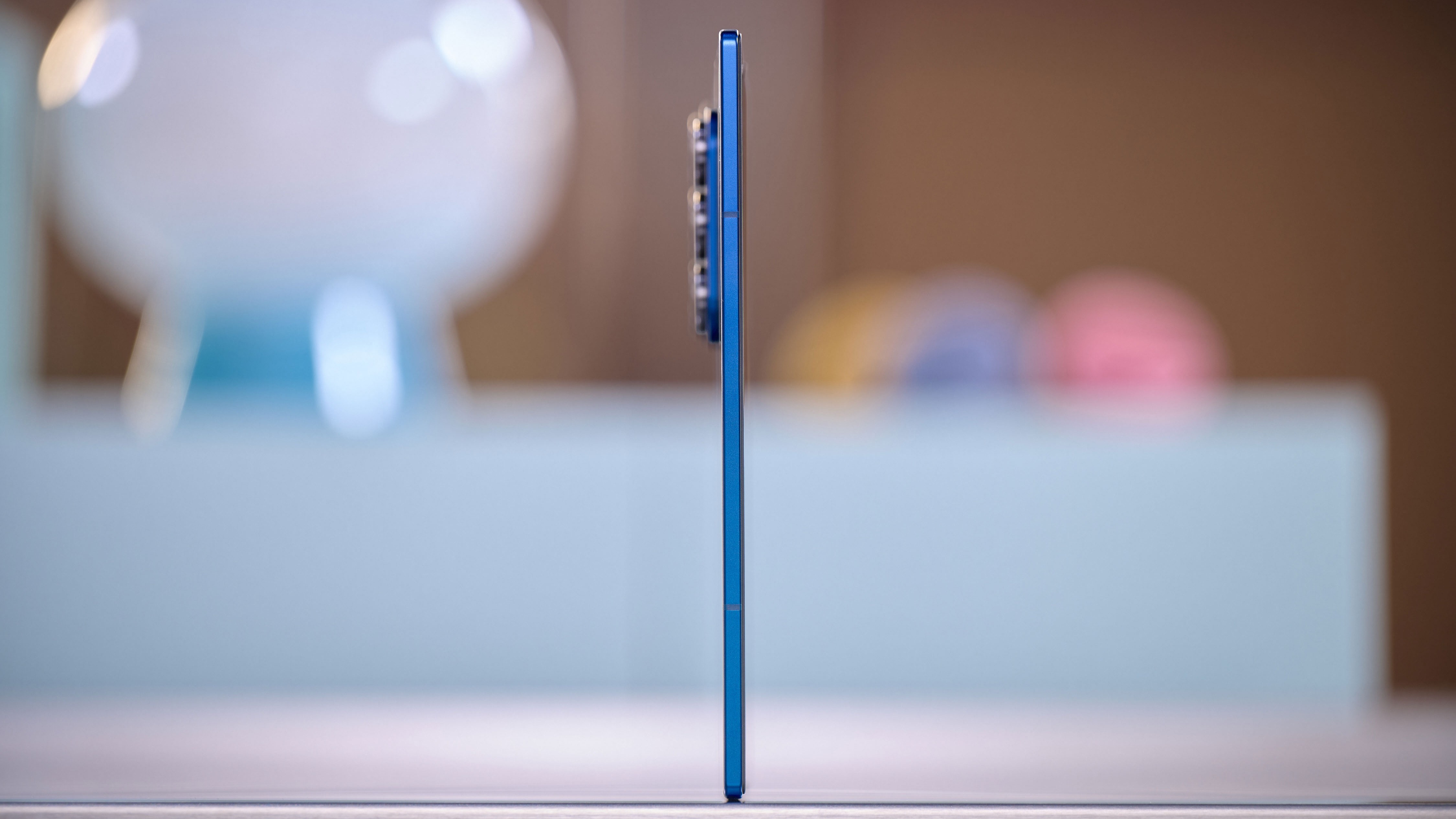 Galaxy Z Fold 7 em pé de lado sobre mesa