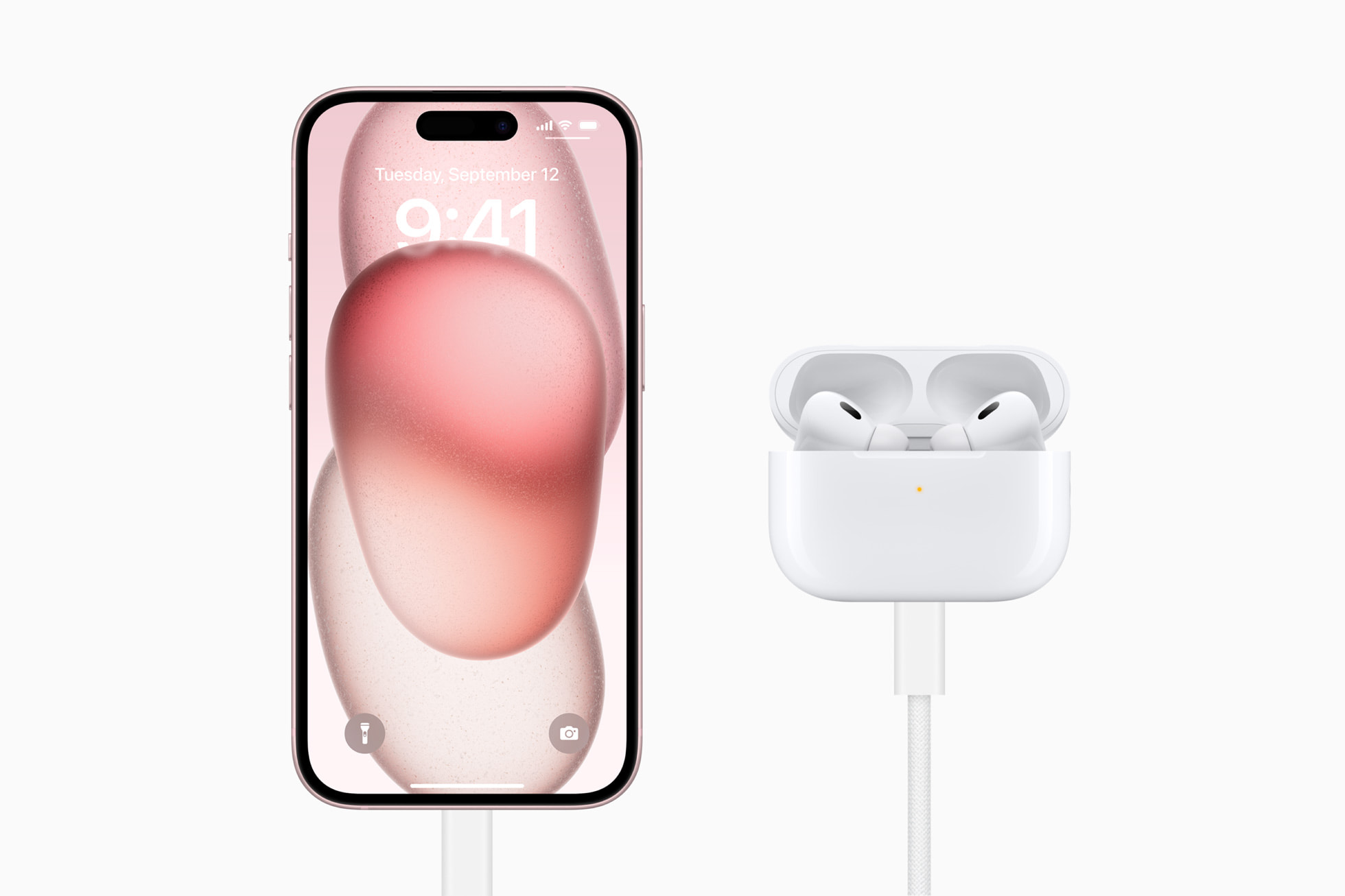 Celular iPhone 15 carregando um AirPods Pro 2