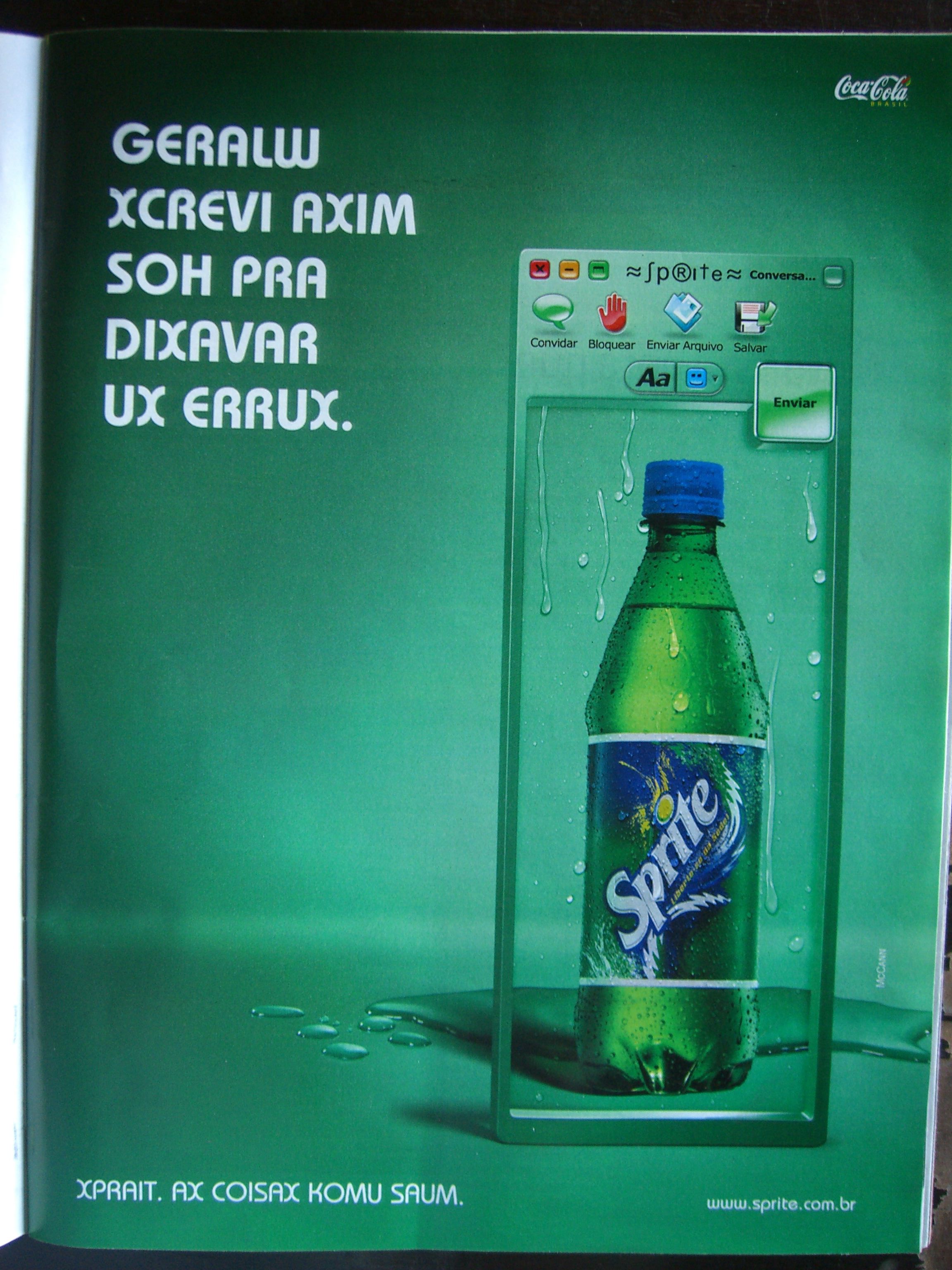 A imagem é um anúncio para uma garrafa de água com gás. O fundo é uma cor verde brilhante e a garrafa está no centro da imagem. A garrafa é verde com uma tampa azul e tem a palavra "sprite" escrita nela em letras brancas. No lado direito da garrafa, há uma tela pequena com vários ícones e texto. O texto na tela diz "Geralw XCREVI AIX SOH PRA DIXAVAR UX ERRUX", que se traduz em "Sprinkles" em inglês. Abaixo da tela, existem dois botões - "AA" e "Coca -Cola" - que provavelmente são usados para controlar as configurações da garrafa. O anúncio também menciona que a garrafa contém xprait, ax coisax komu samu e o site "www.sprite.com.br".