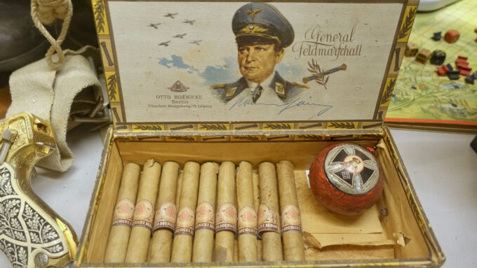Caixa de charutos e enfeite natalino, ambos com a cara de Hermann Göring; Hitler também tentou nazificar o Natal, mas isso é outra história... (Crédito: Wolfmann/Lofoten War Memorial Museum)