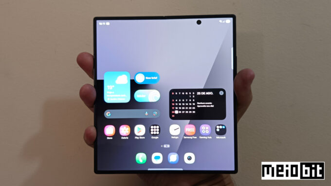 O Galaxy Z Fold 7, que sai da caixa com Android 16 e One Ui 8, bloqueia a instalação de ROMs alternativas (Crédito: Ronaldo Gogoni/Meio Bit)