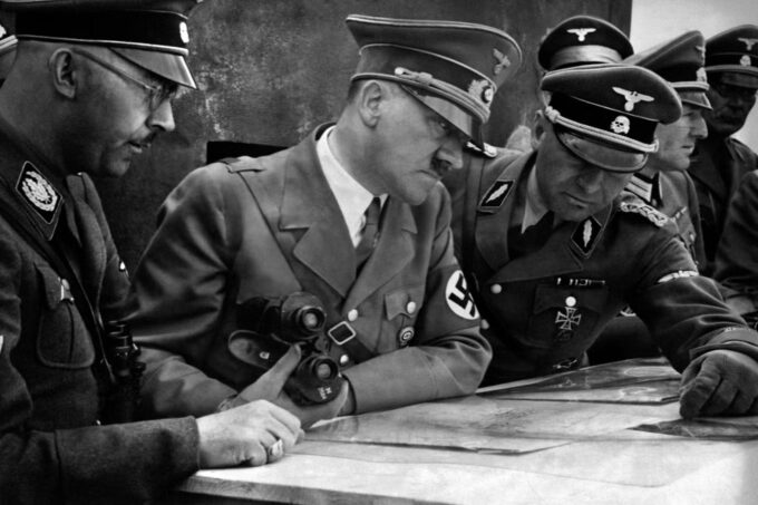 Tanto Himmler (esq.) quanto Martin Bormann (dir.), secretário pessoal de Hitler, fumavam, para desgosto do Führer (Crédito: AFP/Getty Images)