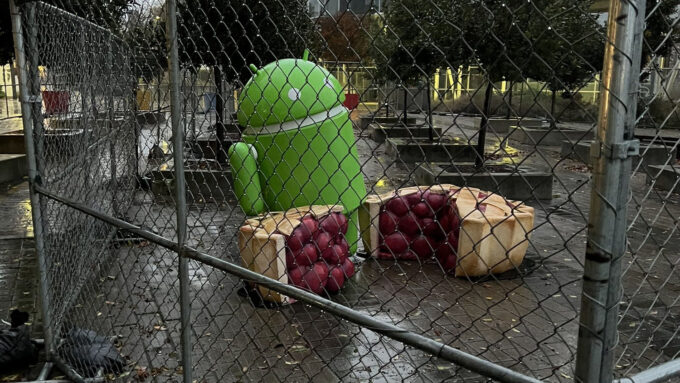 Enquanto o Google dificulta o sideloading no Android, fabricantes bloqueiam ROMs alternativas (Crédito: Noah Rubin/X)