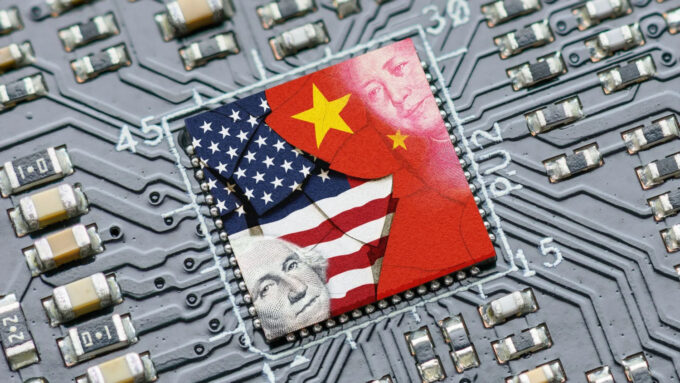 Trump prometeu tarifas sobre chips que podem escalar até 100%; a única alternativa dada é fabricá-los nos EUA (Crédito: Getty Images)