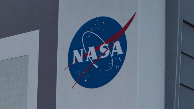 Detalhe de logo da NASA no Edifício para Construção de Veículos (VAB) nas instalações do Centro Espacial Kennedy na Flórida, EUA (Crédito: NASA)
