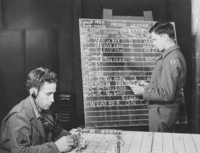 Sargentos dos EUA anotam informes climáticos em um quadro negro; o clima era um recurso militar importante, ao ponto do governo decidir que previsões do tempo eram sensíveis (Crédito: National Archives and Records Administration/204894550)