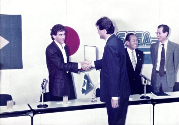 Ayrton Senna recebe um prêmio de Arnhold, por ser "o primeiro brasileiro imortalizado em um videogame" (Crédito: Stefano Arnhold/arquivo pessoal)