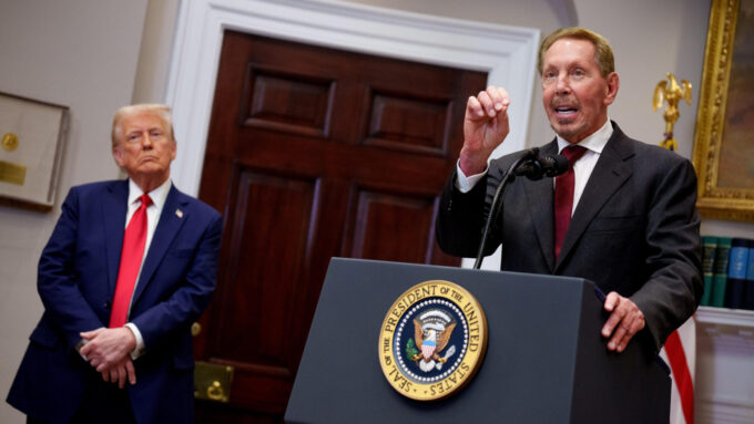 Trump teria dito a Ted Sarandos que apoiaria "a maior oferta" pela Warner Bros... desde que feita pelo aliado Larry Ellison (Crédito: Andrew Harnik/AFP/Getty Images)